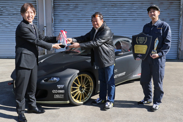 グランプリに輝いたRE雨宮に、グランプリトロフィーと副賞賞金100万円が贈呈された